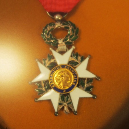 MEDAILLE DE CHEVALIER DE L'ORDRE DE LA LEGION D'HONNEUR 3 ème REPUBLIQUE ENCADREE