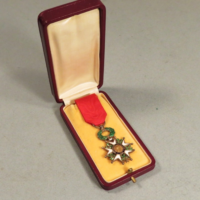 MEDAILLE DEMI TAILLE DE CHEVALIER DE L'ORDRE DE LA LEGION D'HONNEUR 3 ème REPUBLIQUE EN BOITE 