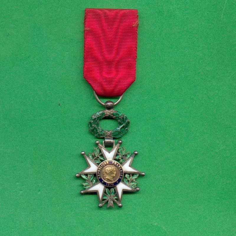 MEDAILLE DEMI TAILLE DE CHEVALIER DE L'ORDRE DE LA LEGION D'HONNEUR 3 ème REPUBLIQUE EN BOITE 