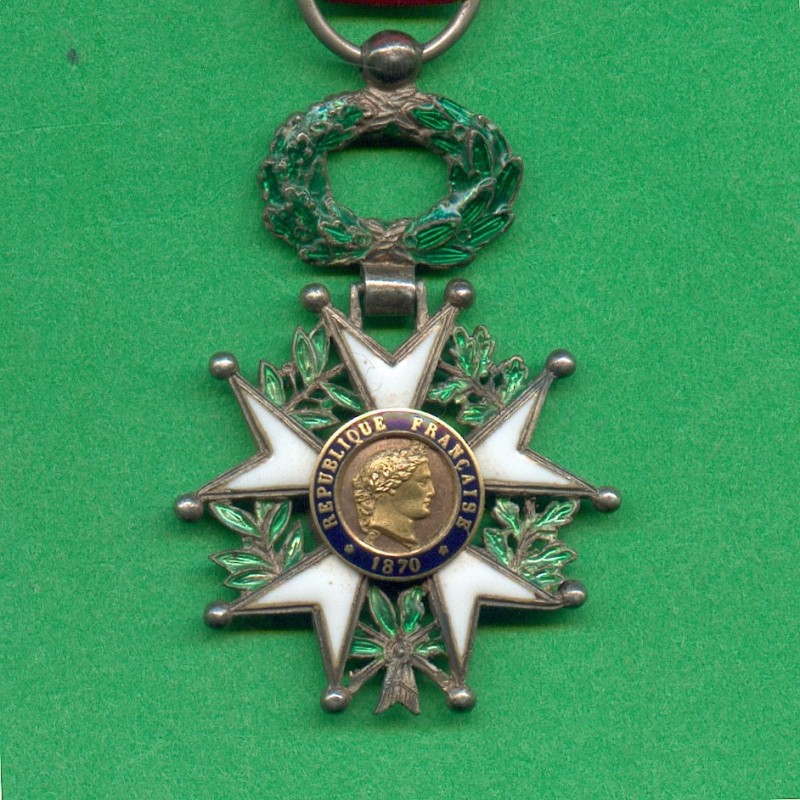 MEDAILLE DEMI TAILLE DE CHEVALIER DE L'ORDRE DE LA LEGION D'HONNEUR 3 ème REPUBLIQUE EN BOITE 