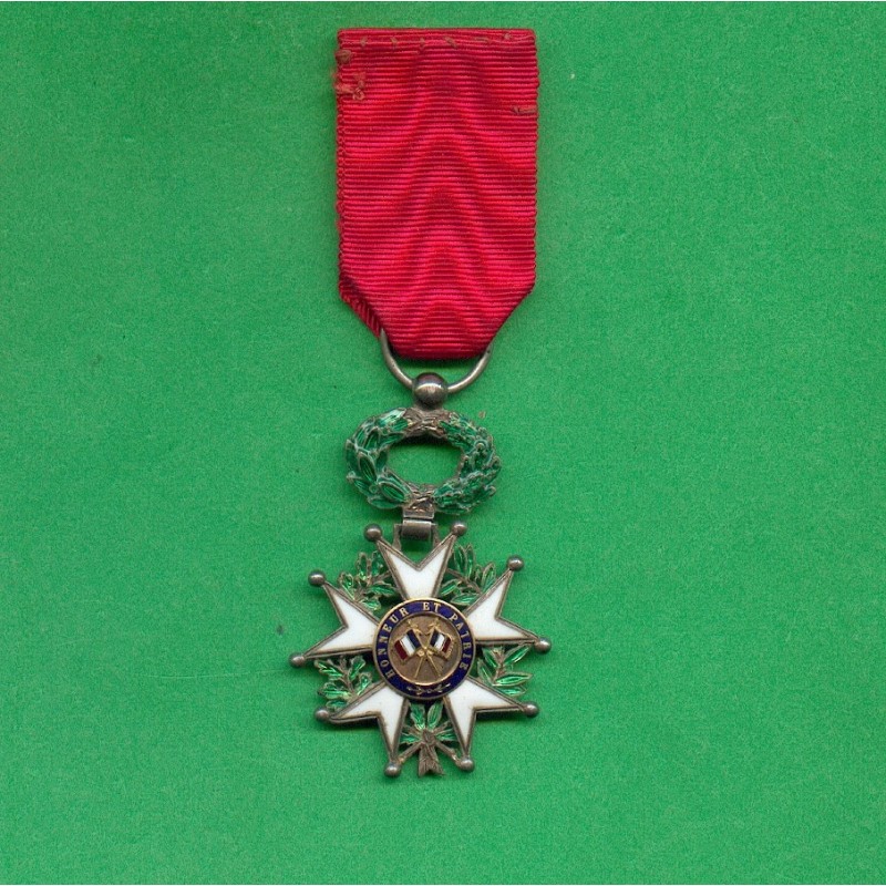 MEDAILLE DEMI TAILLE DE CHEVALIER DE L'ORDRE DE LA LEGION D'HONNEUR 3 ème REPUBLIQUE EN BOITE 