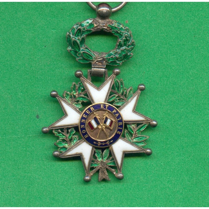 MEDAILLE DEMI TAILLE DE CHEVALIER DE L'ORDRE DE LA LEGION D'HONNEUR 3 ème REPUBLIQUE EN BOITE 