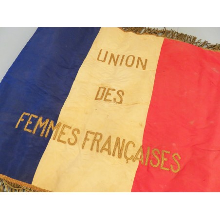 CROIX ROUGE FRANCAISE FANION DE L'UNION DES FEMMES FRANCAISES SECTION DE CREMIEU DANS L'ISERE