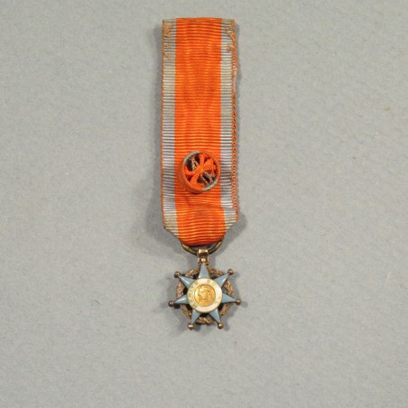 REDUCTION DE LA MEDAILLE D'OFFICIER DE L'ORDRE NATIONAL DU MERITE SOCIAL °