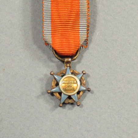 REDUCTION DE LA MEDAILLE D'OFFICIER DE L'ORDRE NATIONAL DU MERITE SOCIAL °