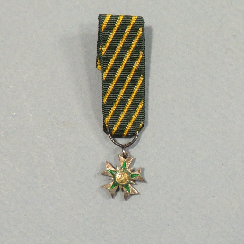 REDUCTION DE LA MEDAILLE DE CHEVALIER DE L'ORDRE DU MERITE COMBATTANT °