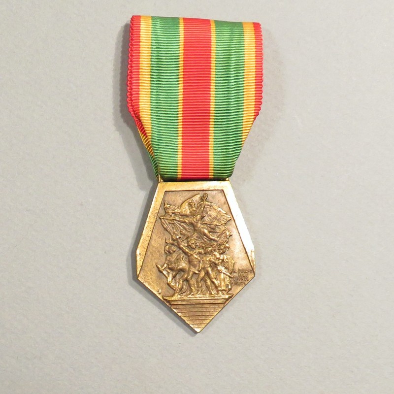 FRANCE MEDAILLE DES COMBATTANTS VOLONTAIRES F.N.C.V. 1914-1918 1939-1945 T.OE. ET DE LA RESISTANCE