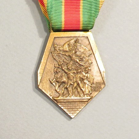 FRANCE MEDAILLE DES COMBATTANTS VOLONTAIRES F.N.C.V. 1914-1918 1939-1945 T.OE. ET DE LA RESISTANCE