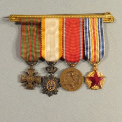 BARRETTE DE 4 REDUCTIONS MEDAILLES MILITAIRES D'UN ANCIEN DE LA PREMIERE GUERRE VERDUN CAMBODGE