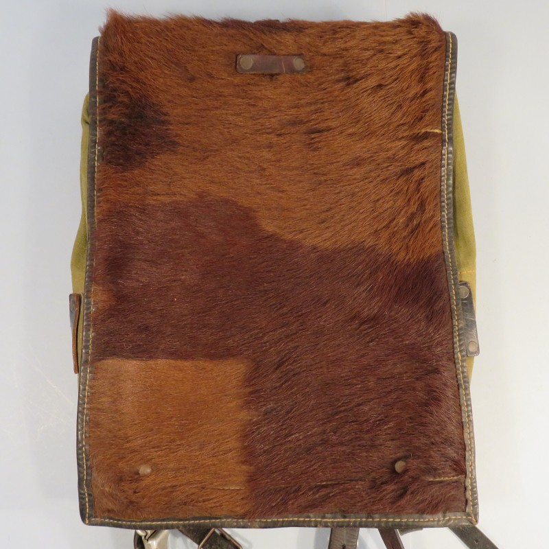 SAC A DOS ALLEMAND HAVRESAC MODELE 1944 RIVETE SAC A DOS POILES DE VACHE AVEC BRETELLES ET REGIMENTEES
