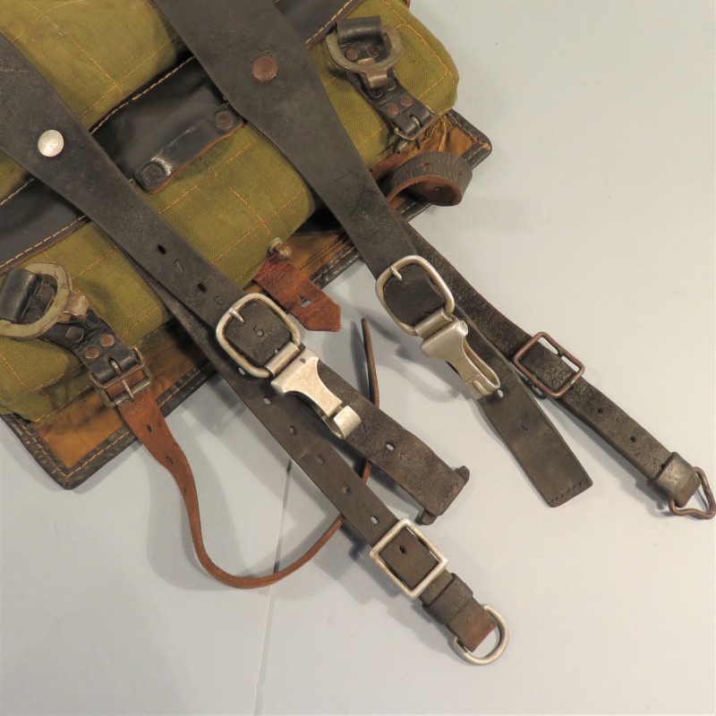 SAC A DOS ALLEMAND HAVRESAC MODELE 1944 RIVETE SAC A DOS POILES DE VACHE AVEC BRETELLES ET REGIMENTEES