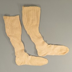 PAIRE DE CHAUSSETTES DES POILUS AU TRICOT EN LAINE BLANCHE FABRICATION CIVIL ANCIENNE 1914-1918