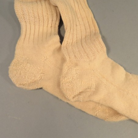 PAIRE DE CHAUSSETTES DES POILUS AU TRICOT EN LAINE BLANCHE FABRICATION CIVIL ANCIENNE 1914-1918