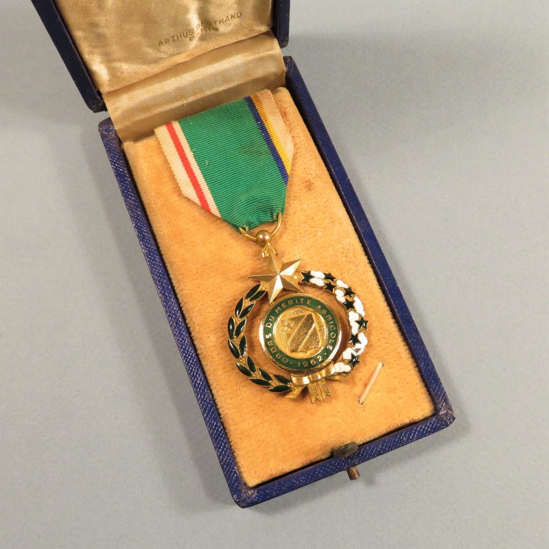 CENTRE AFRIQUE MEDAILLE DE CHEVALIER DE L'ORDRE DU MERITE AGRICOLE REPUBLIQUE CENTRAFRICAINE EN BOITE °