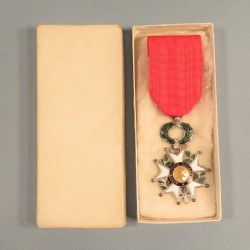 MEDAILLE DE CHEVALIER DE L'ORDRE DE LA LEGION D'HONNEUR 4 ème REPUBLIQUE MODELE A FILETS EN BOITE