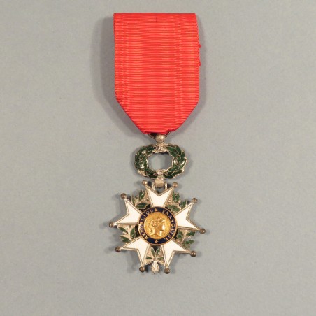 MEDAILLE DE CHEVALIER DE L'ORDRE DE LA LEGION D'HONNEUR 4 ème REPUBLIQUE MODELE A FILETS EN BOITE