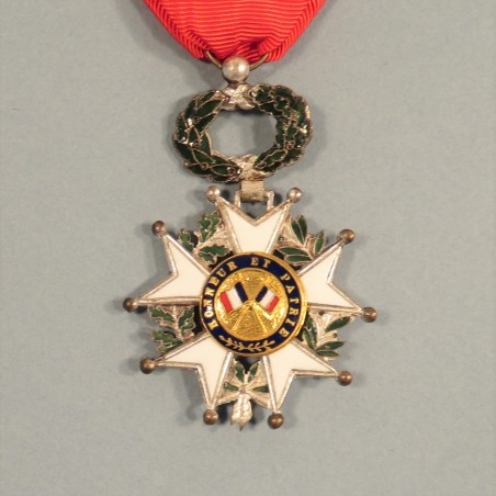 MEDAILLE DE CHEVALIER DE L'ORDRE DE LA LEGION D'HONNEUR 4 ème REPUBLIQUE MODELE A FILETS EN BOITE