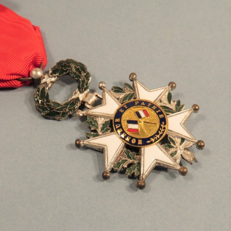 MEDAILLE DE CHEVALIER DE L'ORDRE DE LA LEGION D'HONNEUR 4 ème REPUBLIQUE MODELE A FILETS EN BOITE