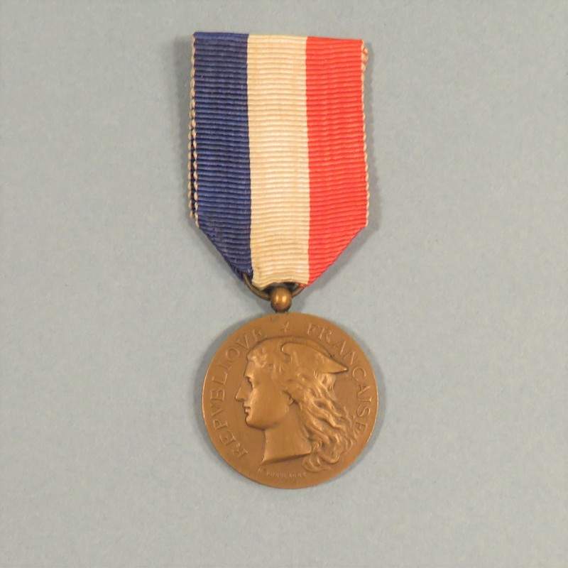 MEDAILLE DU MINISTERE DE LA GUERRE  DEVOUEMENT EPIDEMIES ATTRIBUEE A Mlle M. CAZALS 1919 CLASSE BRONZE