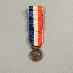 REDUCTION DE LA MEDAILLE 3 ème REPUBLIQUE EN ARGENT POUR ACTES DE COURAGE OU DEVOUEMENT