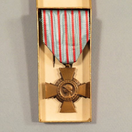 FRANCE CROIX DU COMBATTANT COULEUR BRONZE PATINE NEUVE DANS SA BOITE D'ORIGINE WW1 OU WW2