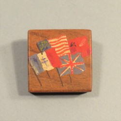 BROCHE PATRIOTIQUE 1944-1945 DRAPEAUX ALLIES PEINTS SUR BOIS