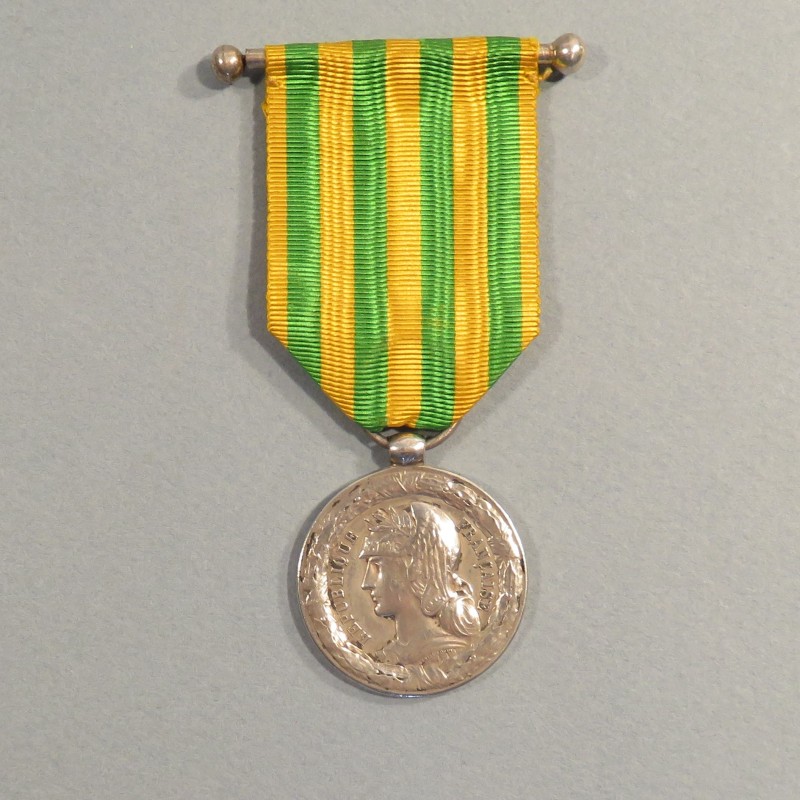 MEDAILLE DU TONKIN CHINE ANNAM EN 1883 - 1885 MODELE MER ATTACHE A BOULES