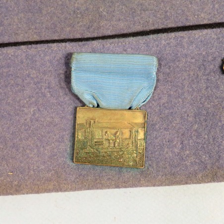 CALOT BLEU HORIZON D'UN ANCIEN COMBATTANT DE LA LEGION AMERICAINE AVEC MEDAILLE DES 40-8 40 CHEVAUX 8 HOMMES