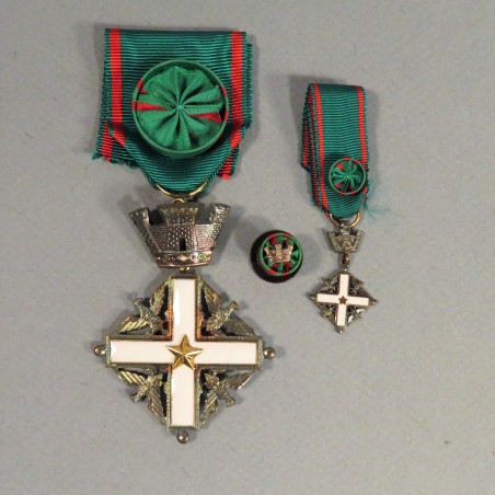 ITALIE ENSEMBLE DE MEDAILLE ET SA REDUCTION D'OFFICIER DE L'ORDRE DU MERITE ITALIEN ENTRE 1951 ET 2002