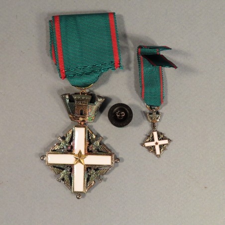 ITALIE ENSEMBLE DE MEDAILLE ET SA REDUCTION D'OFFICIER DE L'ORDRE DU MERITE ITALIEN ENTRE 1951 ET 2002