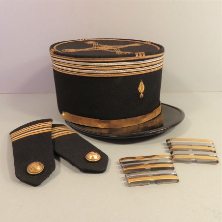 KEPI DE LIEUTENANT-COLONEL DE L'ECOLE MILITAIRE ARTILLERIE GENIE ANNEES 1960 - 70 DANS SA BOITE CARTON + EPAULETTES