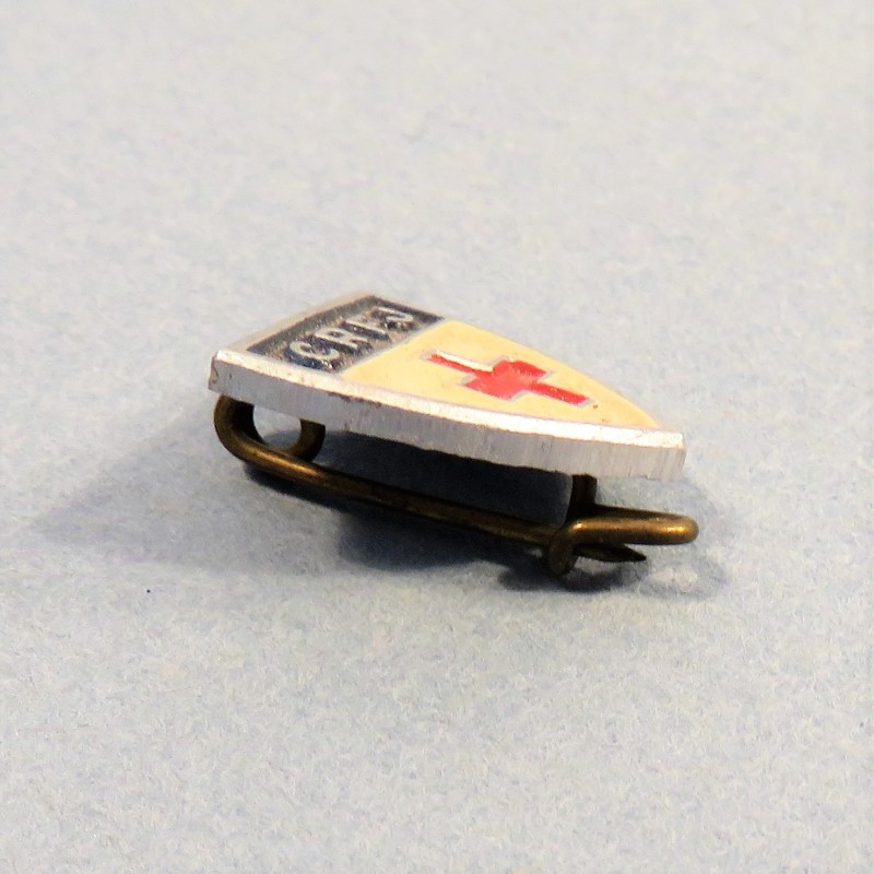 INSIGNE OU BOUTONNIERE PATRIOTIQUE EN ALUMINIUM DE LA CROIX ROUGE FRANCAISE JEUNESSE FAB. A.AUGIS