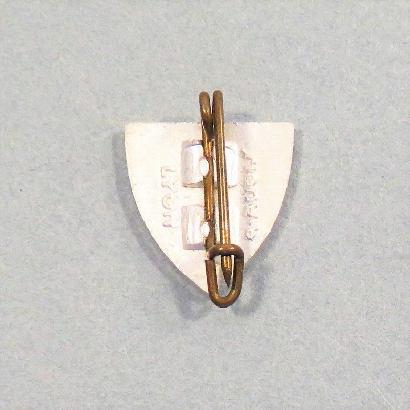 INSIGNE OU BOUTONNIERE PATRIOTIQUE EN ALUMINIUM DE LA CROIX ROUGE FRANCAISE JEUNESSE FAB. A.AUGIS