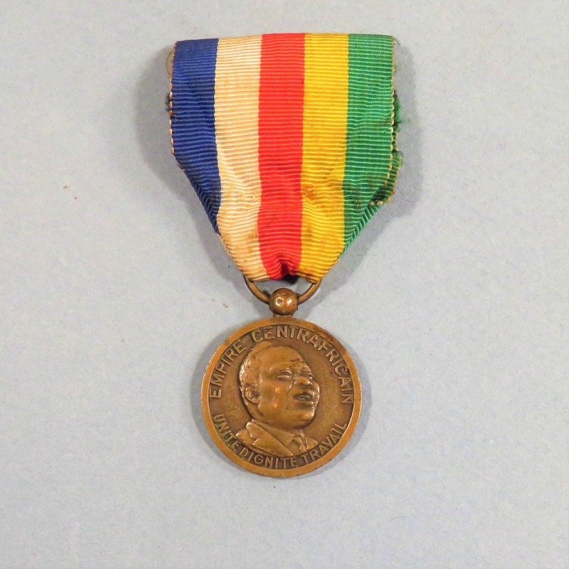 CENTRAFRIQUE MEDAILLE DE QUATRIEME CLASSE DE L'ORDRE DU TRAVAIL DE L'EMPIRE CENTRAFRICAIN BOKASSA °