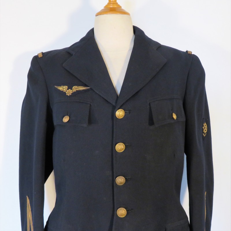 VESTE D'UNIFORME D'UN SERGENT MECANICIEN DE L'AVIATION ARMEE DE L'AIRE 1940 - 1950