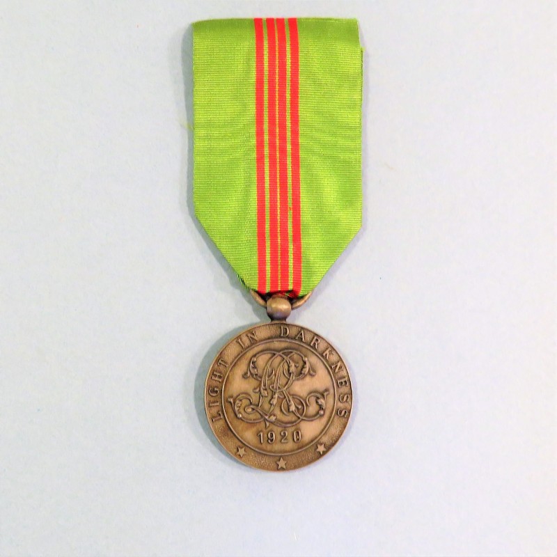 Médaille d'or accrochée au ruban vert . image libre de droit par