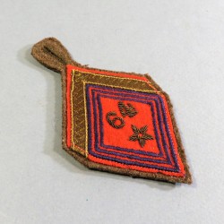 INSIGNE EN TISSU MODELE 1945 BRODE EN CANNETILLE DORE POUR BOUTONNIERE SERGENT DU 64 REGIMENT D'ARTILLERIE D'AFRIQUE