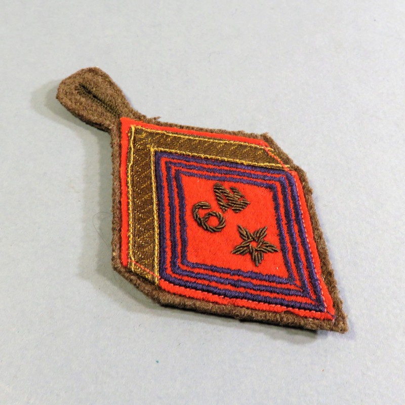 INSIGNE EN TISSU MODELE 1945 BRODE EN CANNETILLE DORE POUR BOUTONNIERE SERGENT DU 64 REGIMENT D'ARTILLERIE D'AFRIQUE