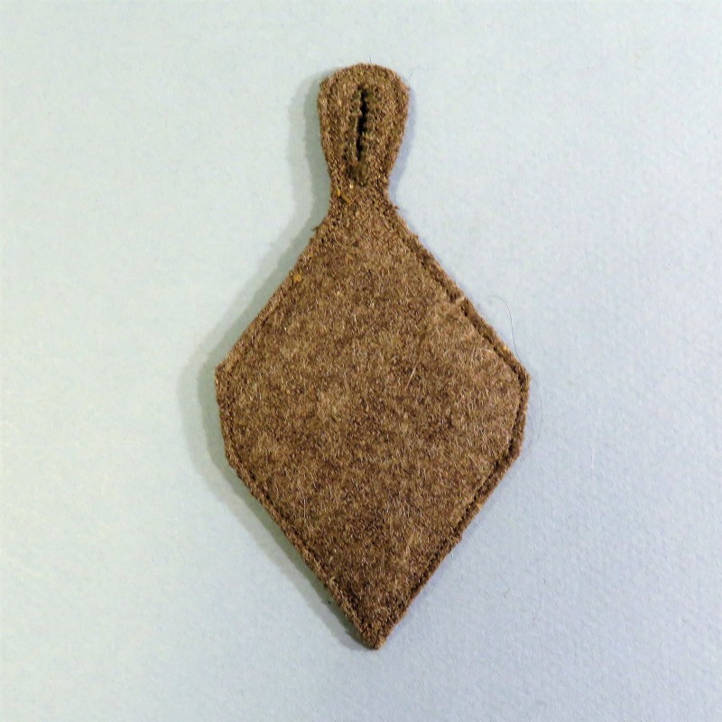 INSIGNE EN TISSU MODELE 1945 BRODE EN CANNETILLE DORE POUR BOUTONNIERE SERGENT DU 64 REGIMENT D'ARTILLERIE D'AFRIQUE