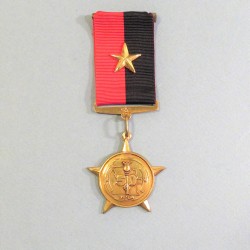 ANGOLA MEDAILLE COMMEMORATIVE DES 50 ANS DU MPLA 50 YEARS OF MPLA MEDAL °