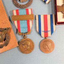 ENSEMBLE PILOTE GUERRE ALGERIE NOMBREUSES CITATION MEDAILLE DU SERVICE DE SANTE DE L'AIR ATTRIBUEE INSIGNE BREVET RAPPEL