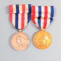 ENSEMBLE DE 2 MEDAILLES D'HONNEUR DES CHEMINOTS SNCF ATTRIBUEES A UNE FEMME EN 1948 ET 1958