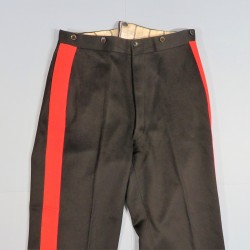 PANTALON NOIR A BANDES ROUGES MODELE 1931 POUR OFFICIER DES SAPEURS POMPIERS DATE 1941