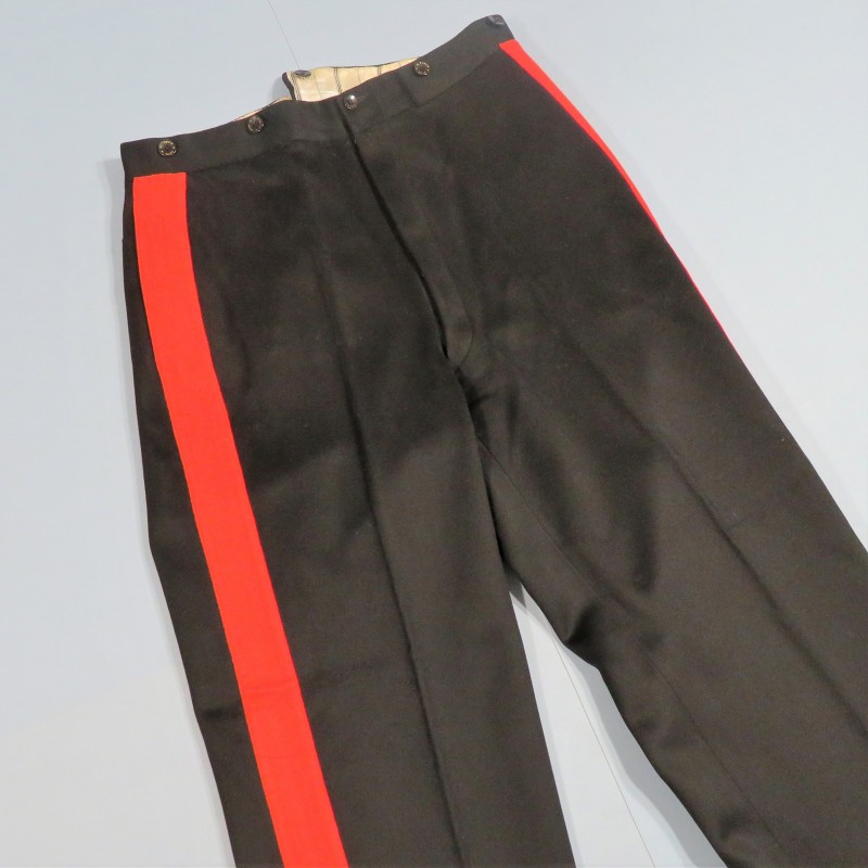 PANTALON NOIR A BANDES ROUGES MODELE 1931 POUR OFFICIER DES SAPEURS POMPIERS DATE 1941