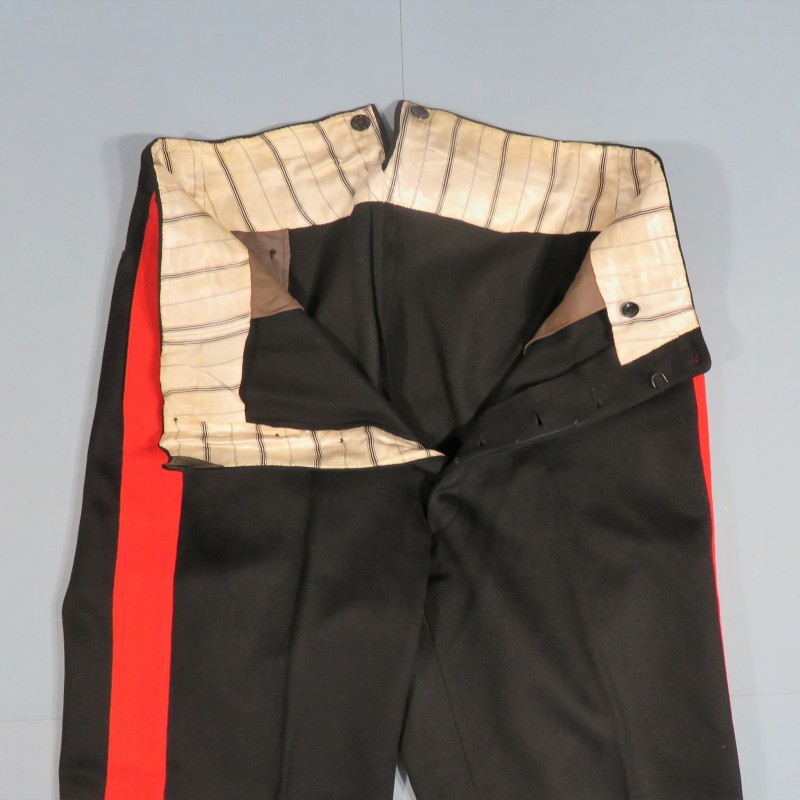 PANTALON NOIR A BANDES ROUGES MODELE 1931 POUR OFFICIER DES SAPEURS POMPIERS DATE 1941