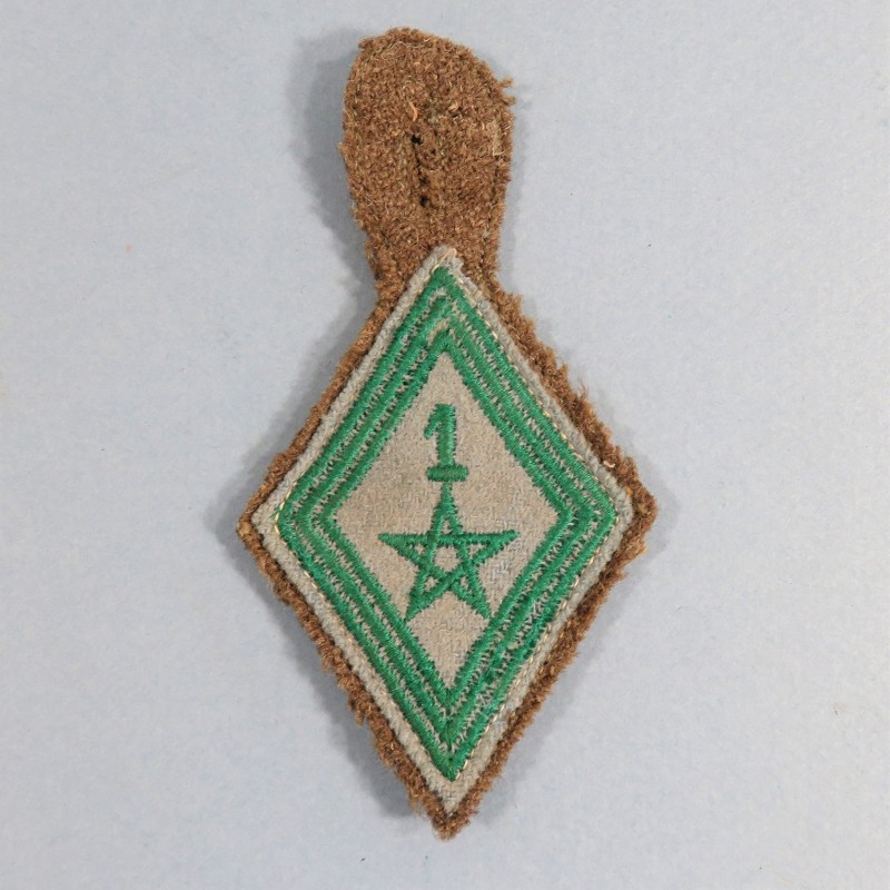 INSIGNE LOSANGE TISSU MODELE 1945 DU 1 er REGIMENT DE TIRAILLEURS MAROCAINS RTM MONTE SUR TISSU KAKI