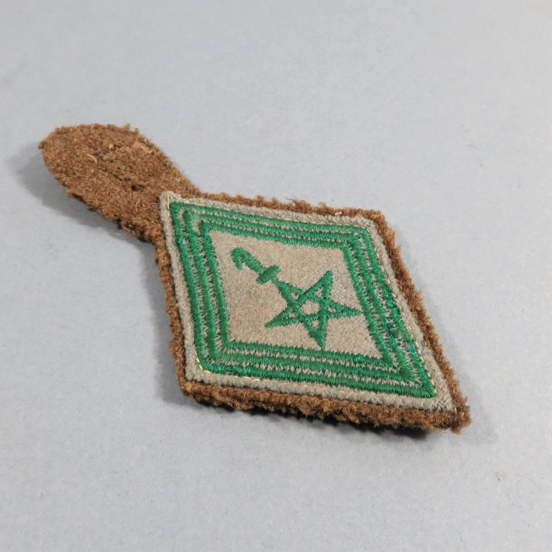 INSIGNE LOSANGE TISSU MODELE 1945 DU 1 er REGIMENT DE TIRAILLEURS MAROCAINS RTM MONTE SUR TISSU KAKI