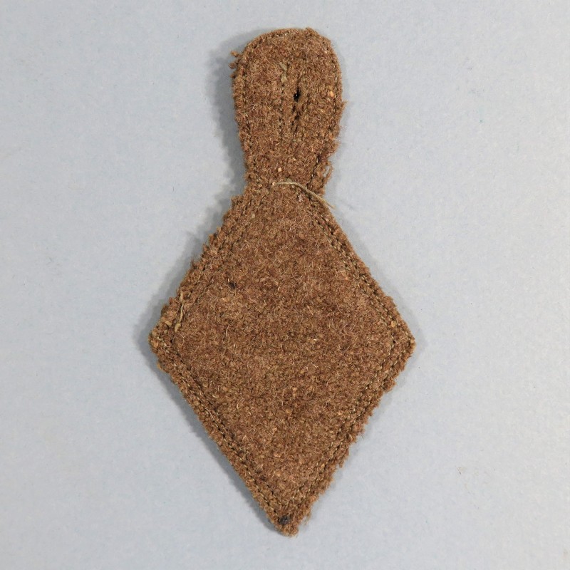 INSIGNE LOSANGE TISSU MODELE 1945 DU 1 er REGIMENT DE TIRAILLEURS MAROCAINS RTM MONTE SUR TISSU KAKI