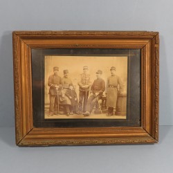 GRANDE PHOTO ENCADREE VERS 1900 D'UN FAMILLE DE MILITAIRES 21 CHASSEUR 11 HUSSARD ET 35 49 151 INFANTERIE DE LIGNE