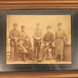 GRANDE PHOTO ENCADREE VERS 1900 D'UN FAMILLE DE MILITAIRES 21 CHASSEUR 11 HUSSARD ET 35 49 151 INFANTERIE DE LIGNE